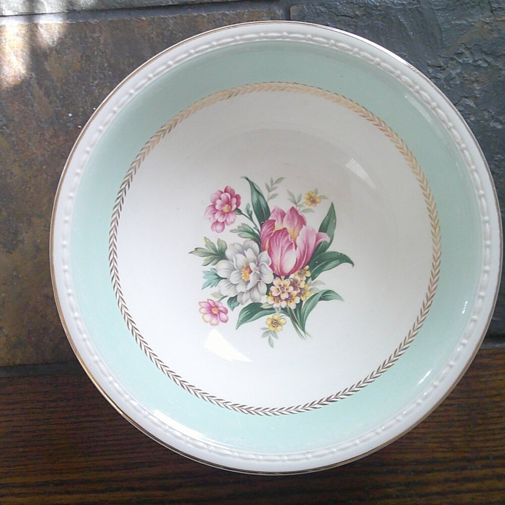 Hormer Laughlin "Chatman" pattern Georgian Eggshell gold rimmed soup bowl
